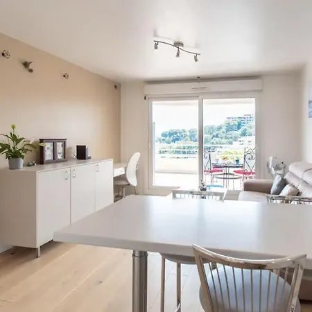 1bdr Flat With A Sea View/terrace, Parking & Wifi アパート